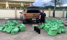 Tài xế vận chuyển hàng trăm bình nghi khí cười để lấy 300 nghìn tiền công