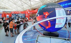 Người dân tiếp tục tới tham quan Triển lãm '80 năm Độc lập - Tự do - Hạnh phúc'