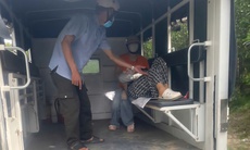 Công an xã dùng xe chuyên dụng đưa người phụ nữ ngất xỉu giữa đường đi cấp cứu
