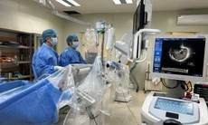 Nhân viên y tế thay phiên ép tim giành giật sự sống cho bệnh nhân trẻ đột ngột ngừng tuần hoàn