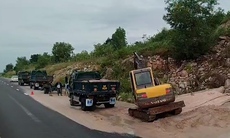 Cơn mưa lớn gây sạt lở, cát tràn xuống cao tốc Vĩnh Hảo - Phan Thiết