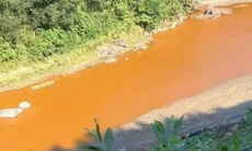 Suối ở Nghệ An bất ngờ đổi màu đỏ quạch, người dân lo lắng