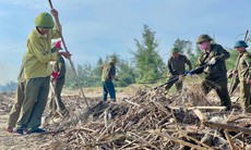 Hà Tĩnh nỗ lực dọn rác, làm sạch bãi biển sau bão