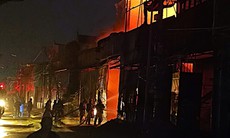 Cháy xưởng tranh ven sông ở Hà Nội, người bên trong kịp thời thoát nạn