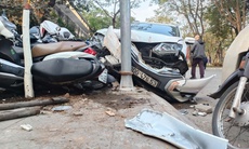 Hà Nội: Ô tô tông hàng loạt xe máy ngay ngày đầu năm mới, 1 người bị thương