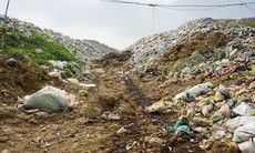 Dân ‘ngạt thở’ bên bãi rác Núi Voi