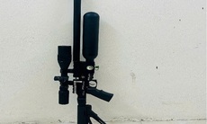 Khởi tố nam thanh niên tàng trữ 2 khẩu súng và hàng trăm viên đạn