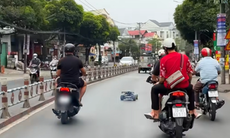 Phạt thanh niên vừa đi xe máy vừa điều khiển ô tô mô hình trên phố