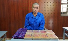 Phục kích đối tượng 'cõng' 10 bánh ma tuý trên đường vắng