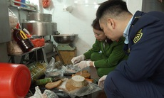 Phát hiện 300 kg giò chả chứa hàn the tại cơ sở trên phố Nguyễn Thiện Thuật, Hà Nội 