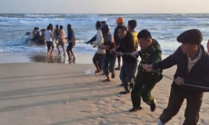 Sóng đánh chìm ghe làm một ngư dân mất tích