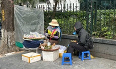 Giá rét cắt da, người lao động nhọc nhằn mưu sinh trên từng góc phố Hà Nội