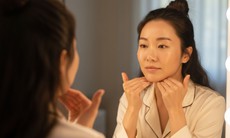 9 phút massage mỗi tối giúp xóa mờ nếp nhăn trên mặt