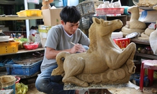 Làng gốm 500 năm tuổi tất bật vào mùa làm linh vật ngựa