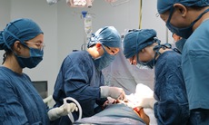 Bệnh viện tuyến tỉnh phối hợp chuyên gia nước ngoài phẫu thuật thành công bướu vú 4,5 kg