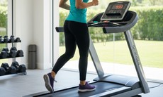 Chạy bộ ngoài trời hay trên máy giúp giảm cân hiệu quả hơn?