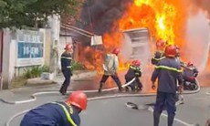 Cháy xe bồn chở xăng, lửa lan sang nhà xưởng ở TPHCM