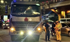 Đứng trước xe tự tay mình lắp thêm đèn chiếu sáng, tài xế thừa nhận 'có chói'