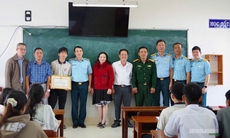 Khen thưởng học sinh lớp 11 vì hành động cứu nạn