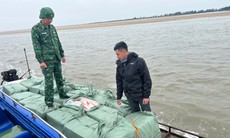 Biên phòng Quảng Ninh thu giữ hơn tấn thịt vịt đông lạnh không rõ nguồn gốc trên biển