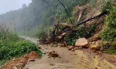 Miền Trung còn mưa dông, thời tiết trên biển chuyển xấu