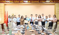 Bộ Y tế tổ chức trao Huy hiệu 35 năm tuổi Đảng cho đảng viên Chi bộ Vụ Bảo hiểm Y tế