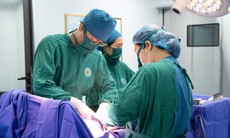 Xuyên đêm vượt biển cấp cứu sản phụ vỡ ối trên đảo Bản Sen