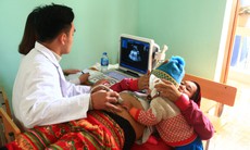 Đãi ngộ xứng đáng để nhân viên y tế vùng khó khăn vững vàng bám bản