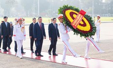 ĐBQH vào Lăng viếng Chủ tịch Hồ Chí Minh trước giờ khai mạc Kỳ họp thứ 2
