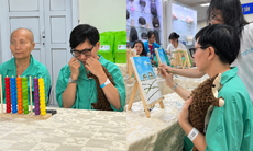 Người mẹ mắc ung thư bật khóc, ôm chặt gấu bông con trai gửi