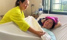 Một mình nuôi con trai khuyết tật, người mẹ Hà Nhì giờ mang bệnh cần chi phí phẫu thuật