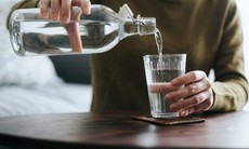 Uống mấy cốc nước mỗi ngày để kiểm soát huyết áp?
