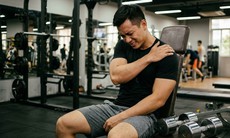 Nâng tạ bị đau vai, khi nào cần đổi bài tập?