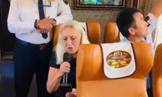 Nữ du khách Italy hát 'Còn gì đẹp hơn' trên tàu hỏa khiến dân mạng thích thú