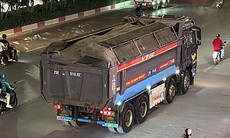 Nhiều xe có dấu hiệu quá tải, cơi nới di chuyển trên đường Nguyễn Trãi về đêm