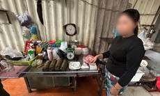 Người phụ nữ sử dụng chất cấm hàn the để chế biến thực phẩm