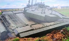 Xe tăng không người lái Shturm Nga mắc kẹt trong bùn khi đang trình diễn