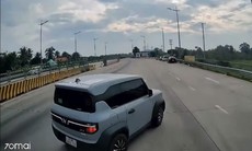 Tạt đầu xe khác ngay sau trạm thu phí, ô tô con suýt gây họa