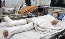 Mẹ làm phụ hồ nuôi 3 con, bất lực nhìn con trai 10 tuổi cần phẫu thuật sau tai nạn