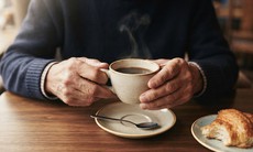 Sau tuổi 70 có nên uống cà phê không?