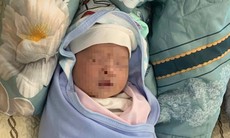 Xót xa bé gái sơ sinh 16 ngày tuổi bị bỏ rơi trước cổng chùa