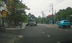 Xe chở rác bất ngờ húc ngã người đi xe máy rồi rời khỏi hiện trường