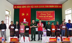 Hàng trăm dân bản vùng biên được trao quà, khám, phát thuốc miễn phí