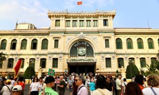 Cận Tết, du khách xếp hàng gửi thư tay đi khắp thế giới