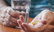 Người đang dùng thuốc huyết áp có nên uống thêm dầu cá?