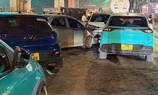 Ô tô đi ngược chiều trong đêm ở Hà Nội, tông liên hoàn 4 xe
