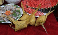 Hồn quê trong chiếc bánh lá cọ nơi biên viễn