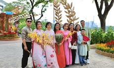 Chưa khai mạc, đường hoa Phú Mỹ Hưng đã hút khách