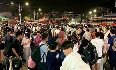 Hàng nghìn người dân vạ vật ở bến xe đông nhất TPHCM chờ xe về quê ăn Tết