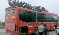 Ô tô 'cõng' hơn 10 xe máy lưu thông giữa quốc lộ dịp Tết